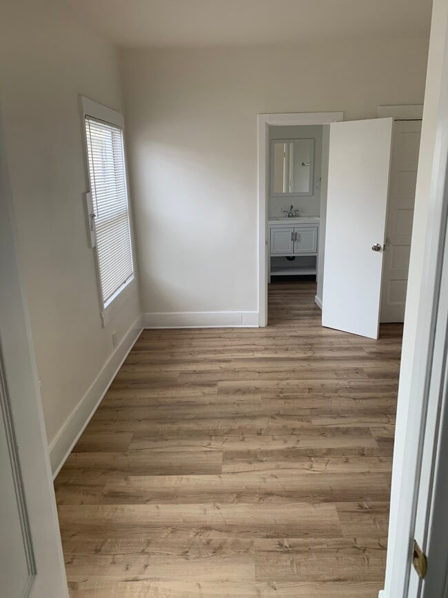 Building Photo - 137 E 31st St