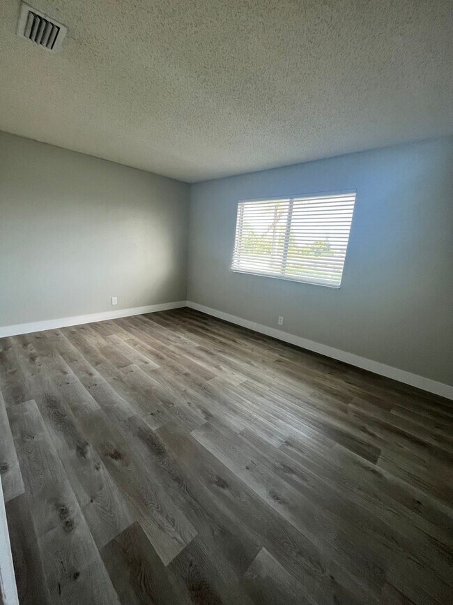 Building Photo - 2 br, 1 bath House - 902 E TIFFANY DR #3