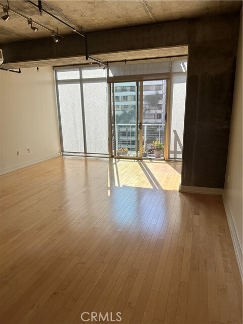 Building Photo - 645 W 9th St