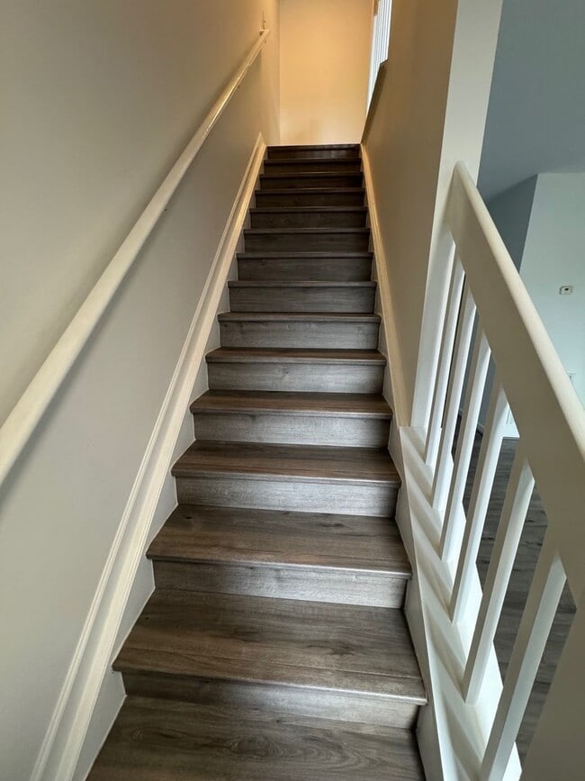 Building Photo - 3 Bedroom 2.5 Bath Townhouse with Full Unf...