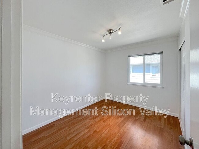 Building Photo - 547 Groth Pl
