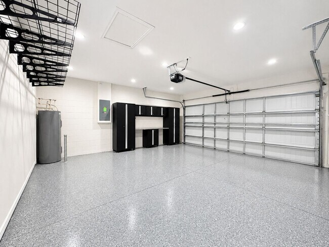 Building Photo - Welcome home to refined family living in this 3Bedrooms / 2.5Baths residence in Tohoqua!