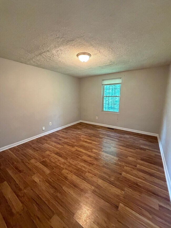 Building Photo - 212 Jay Dr