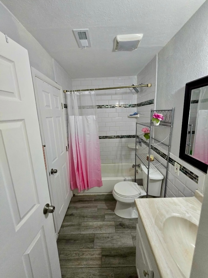 Bathroom - 2263 S Buckley Rd