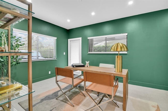 Building Photo - 319 S Riverside Dr