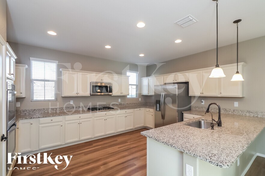 Building Photo - 5115 E Greenway St