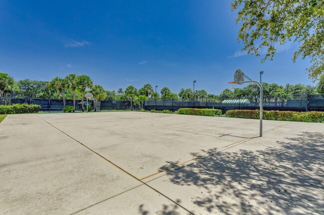 Building Photo - 2401 Marina Isle Way