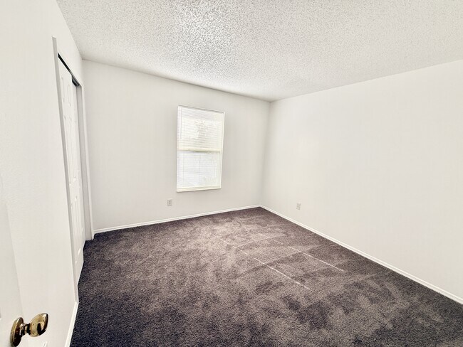 Building Photo - 3237 Fairfield Dr