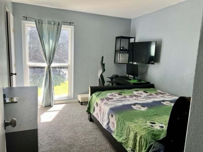 Building Photo - Available Now  4 Bedroom 2 bath home