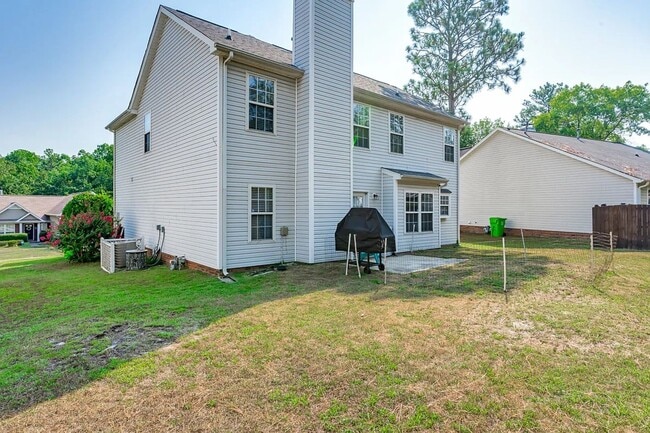Building Photo - Spacious home located in the beautiful and...