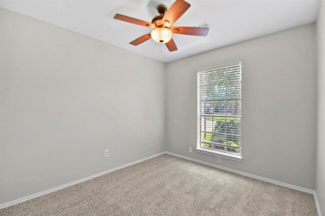 Building Photo - 2035 Woodhue Dr
