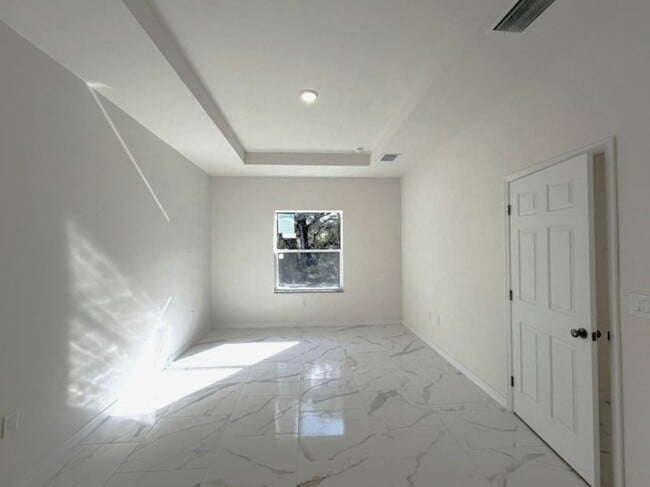Building Photo - Large 4 bedroom, 3 bath, 2 car garage-MOVE IN READY!