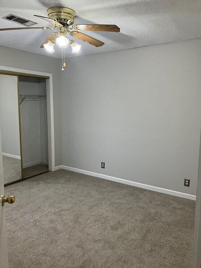 Building Photo - End Unit Townhome in the Villages of Brentwood