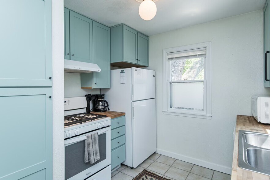 Building Photo - 917 3rd St NE