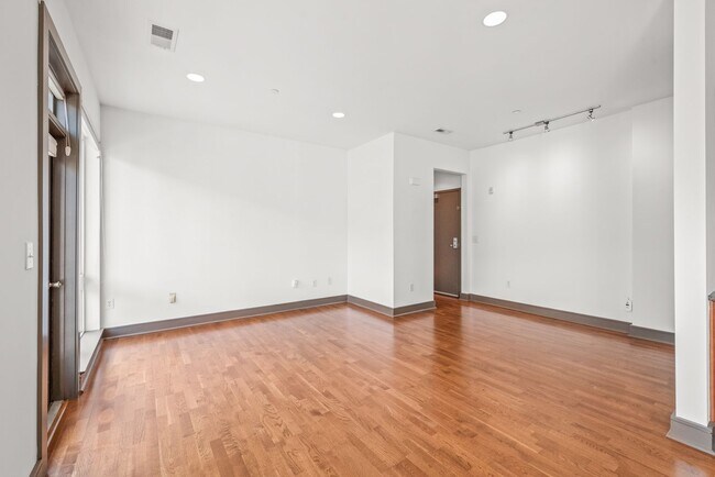 Building Photo - (Coming Soon) 1 Bedroom Condo In Southend with garage