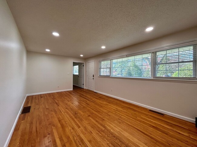 Building Photo - Weaverville - Clean and Tidy! Home Office,...