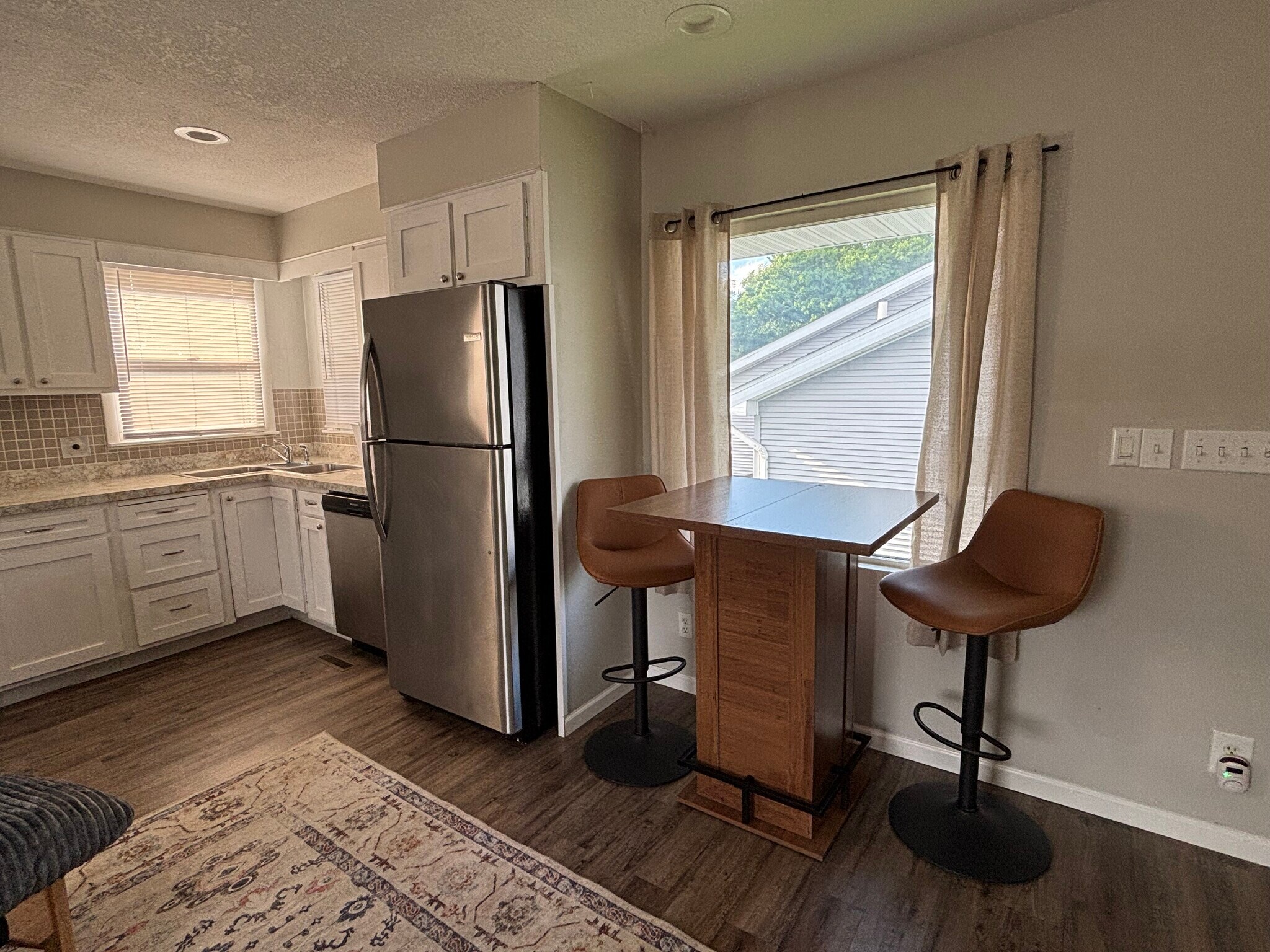 Building Photo - 616 S Paris St