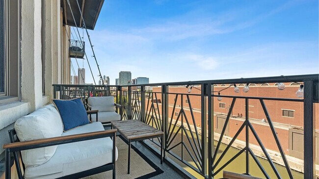 Building Photo - 758 N Larrabee St