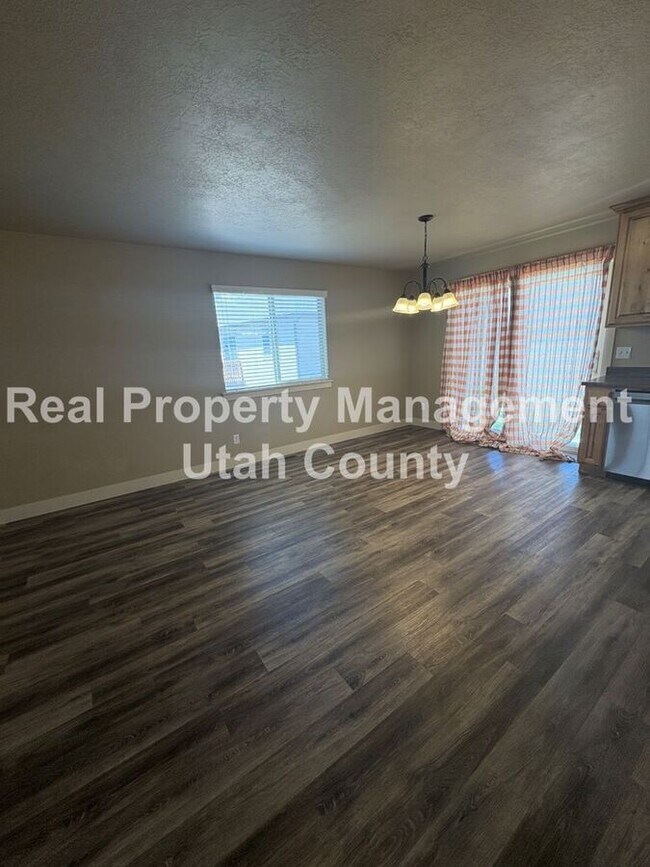 Building Photo - 2083 N Raspberry Dr