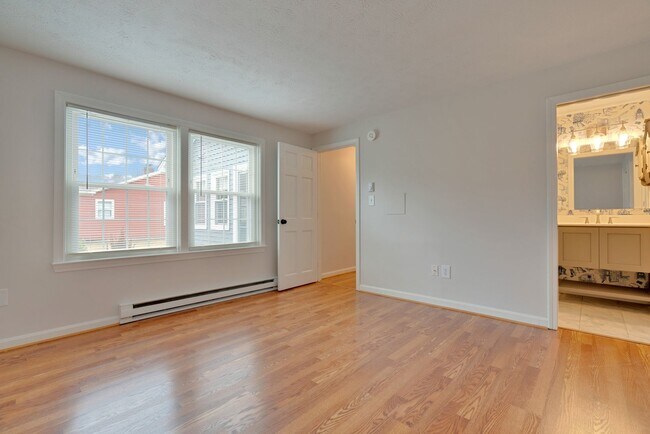 Building Photo - Charming Single Family Home offering  3-be...