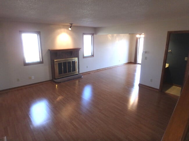 Building Photo - 3418 SE Walnut Dr