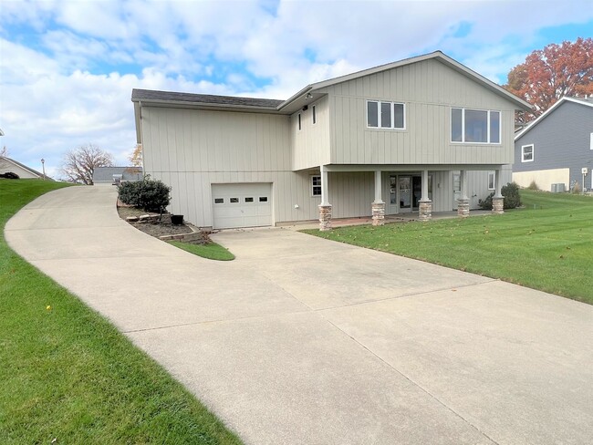 Building Photo - Four Bedroom on Rushmore Lake