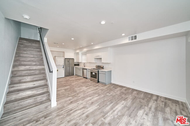 Building Photo - 603 W 41st Pl