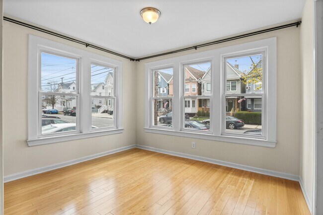 Building Photo - 37 E 35th St