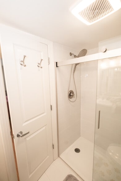 Master bath - 1479 A St NE