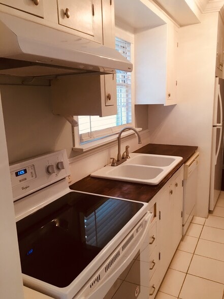 Built-in fridge and oven with a flat cooktop - 5087 Pittman St