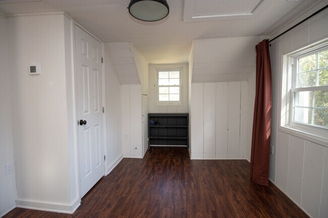 Building Photo - 3 Bedroom, 2.5 Bathroom in Shandon - The F...