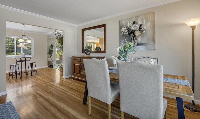 Building Photo - Charming Silvergate Home with Stunning Bac...
