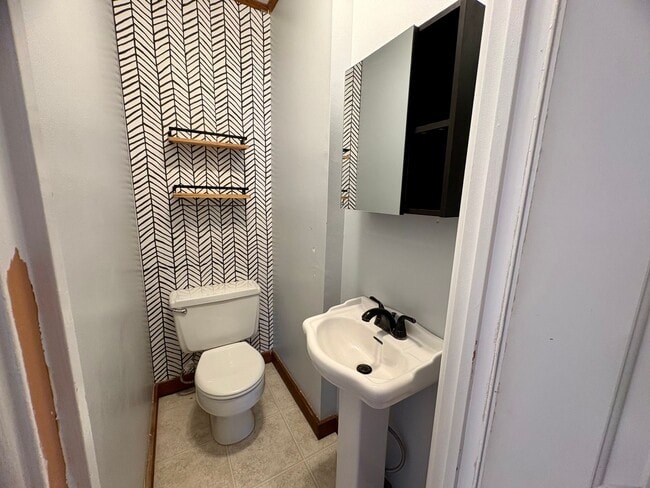 Building Photo - 3 Bedroom 2.5 Bathroom Townhome in Camp Hill!