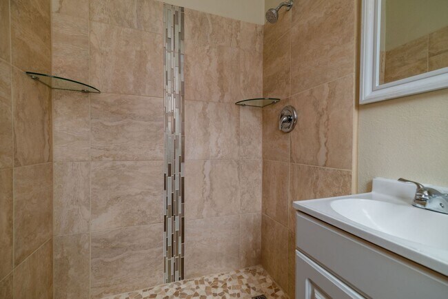 Building Photo - Acequia Madre -452