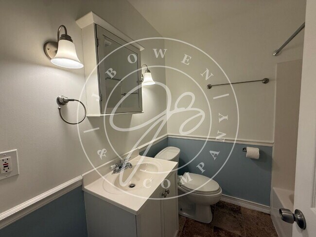 Building Photo - Charming 4 bedroom 2 bathroom close to the University of Toledo.