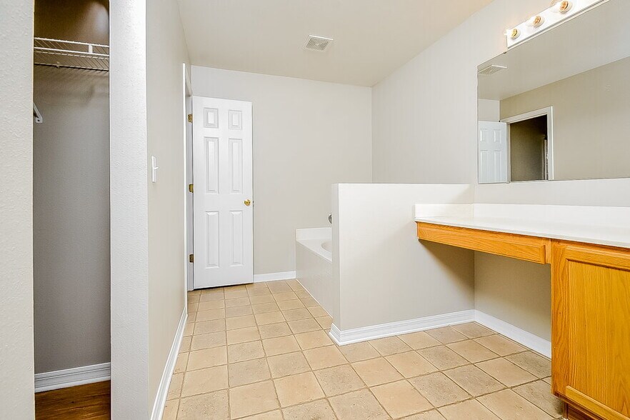 Building Photo - 1507 Alhambra Crest Dr