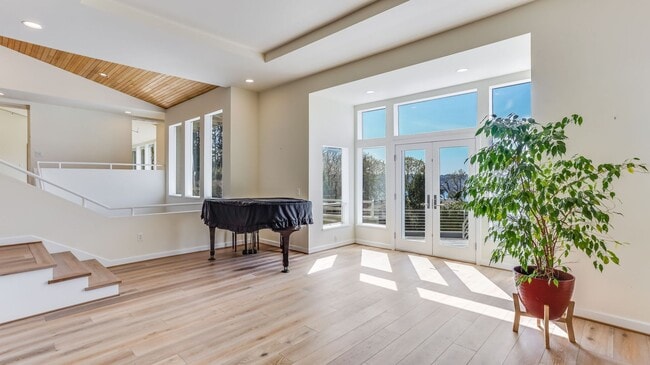 Building Photo - 5bd/5ba Mercer Island Home