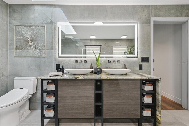 Building Photo - 1851 Royal Oak Pl E