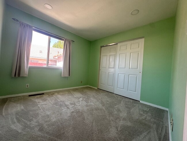Building Photo - 3 bedroom, 2 bath home in Sparks! Must see!!!