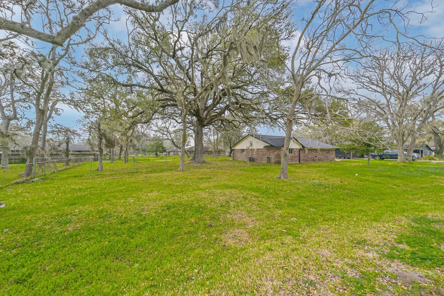 Building Photo - 202 Lakewood Dr