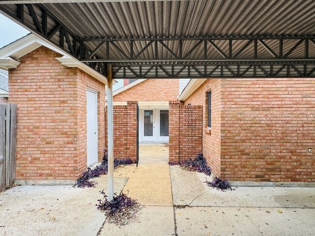 Building Photo - 3-Bedroom patio home with so much to love!