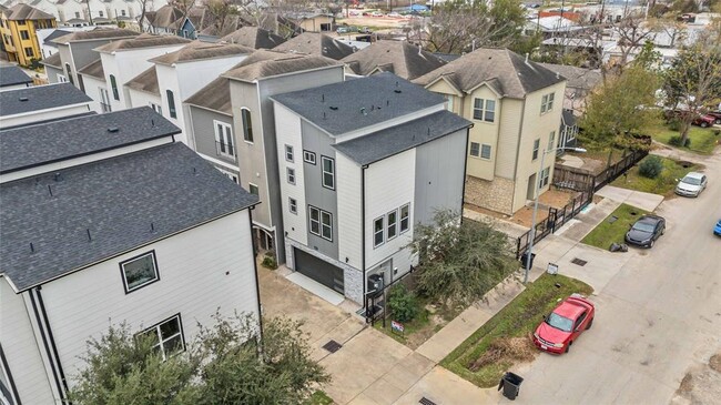 Building Photo - 602 W 28th St
