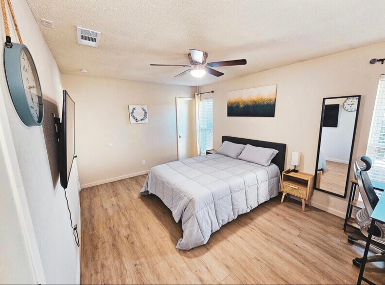 Building Photo - 1609 San Antonio Ln