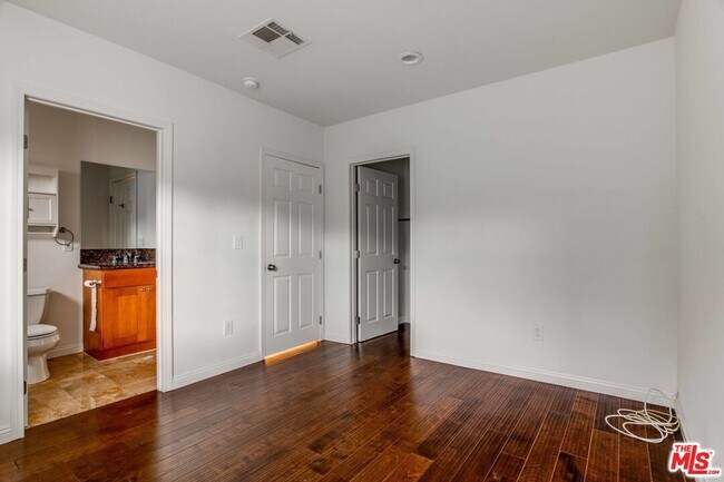 Building Photo - 4848 Oakwood Ave