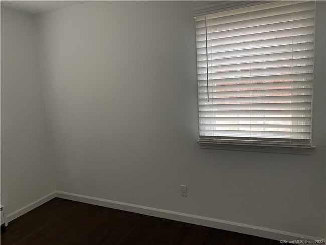 Building Photo - 22 E Hills Dr