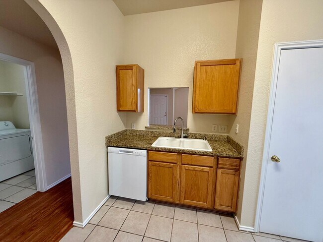Building Photo - Beautiful 3 bedroom, 2 bathroom home in th...