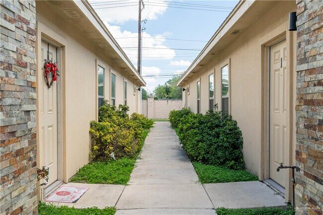 Building Photo - 19 Upas Dr