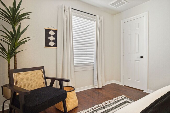 Building Photo - 912 W Comanche St