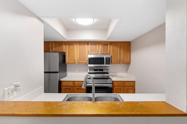 Building Photo - Spacious 3/3 townhome-style condo in Rockwood Villas with washer/dryer
