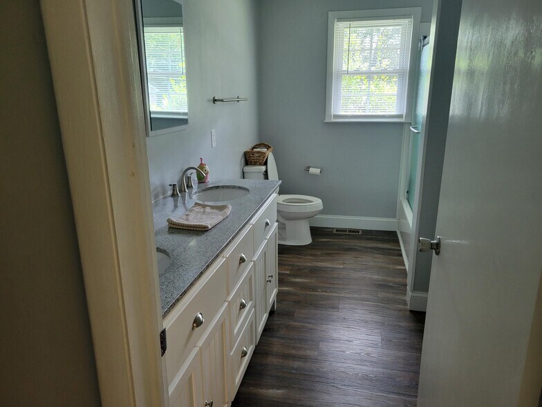 Family bathroom - 508 Longview Dr